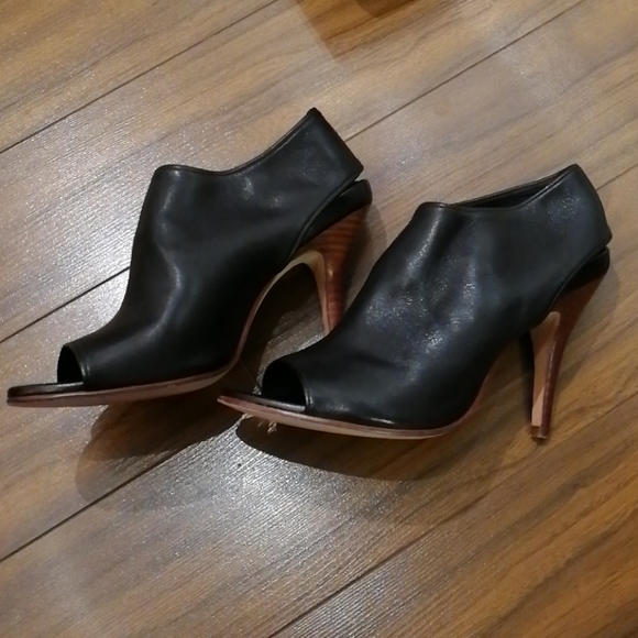 Like-new Gorgeous Cole Haan black leather stilettos - Picture 3 of 8